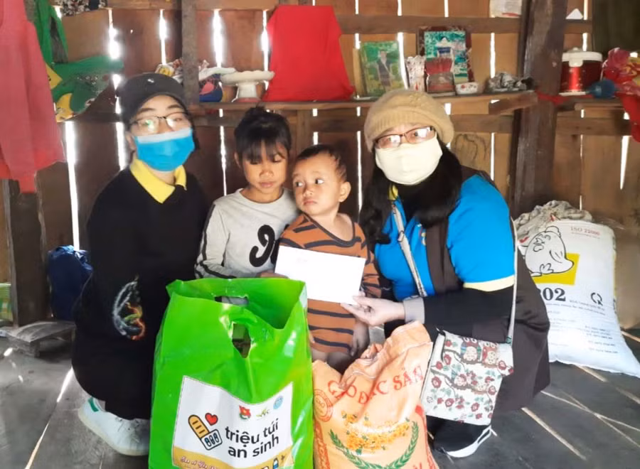 Bà Phan Thị Nhung (bìa phải)-Chủ nhiệm CLB tấm lòng vàng An Khê là 1 trong 10 cá nhân trong toàn quốc được nhận giải thưởng Tình nguyện Quốc gia. Ảnh: Phan Lài