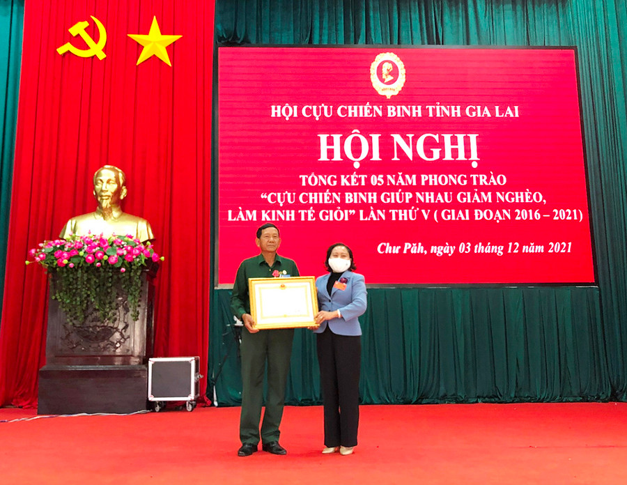  Thừa ủy nhiệm của Chủ tịch Nước Cộng hòa xã hội chủ nghĩa Việt Nam, Phó Chủ tich HĐND tỉnh Ayun H'Bút trao Huân chương lao động hạng nhất cho ông Ngô Công Đoan. Ảnh: Yến Dung