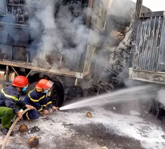 Dập lửa khống chế đám cháy ô tô sau tai nạn