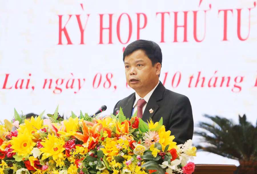 Giám đốc Sở Kế hoạch và Đầu tư Nguyễn Hữu Quế thay mặt UBND tỉnh trình bay một số dự thảo nghị quyết. Ảnh: Tấn Thi