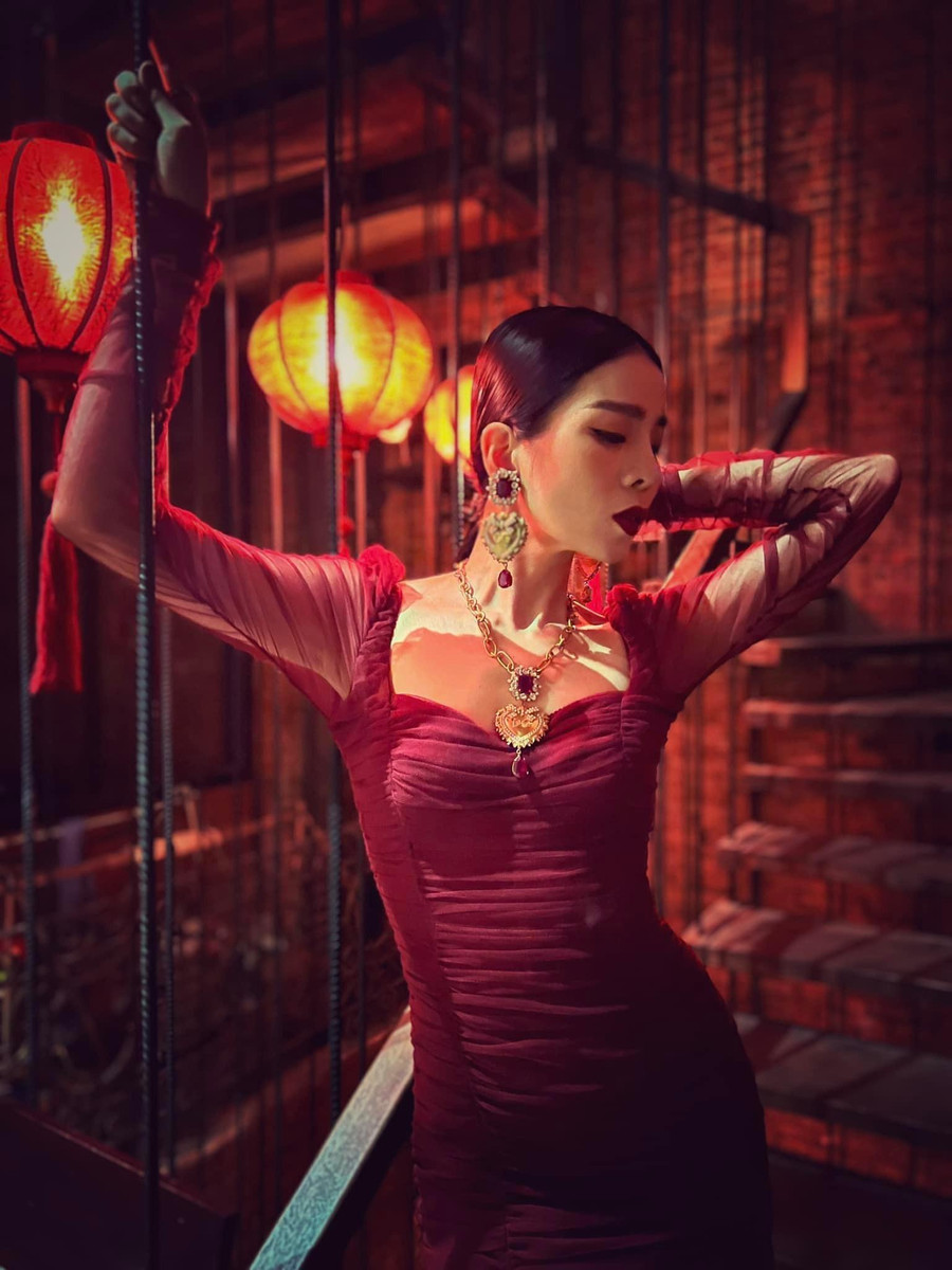 Có thể thấy, sau bao thăng trầm trong sự nghiệp và cuộc sống, Lệ Quyên vẫn là một trong những nữ ca sĩ được nhiều tầng lớp khán giả yêu mến. Cô vừa có thể chinh phục giới trẻ bằng các bản ballad ngọt ngào, vừa ghi dấu ấn trong lòng khán giả lớn tuổi bởi những bản bolero trữ tình, sâu lắng. Ảnh: NVCC Có thể thấy, sau bao thăng trầm trong sự nghiệp và cuộc sống, Lệ Quyên vẫn là một trong những nữ ca sĩ được nhiều tầng lớp khán giả yêu mến. Cô vừa có thể chinh phục giới trẻ bằng các bản ballad ngọt ngào, vừa ghi dấu ấn trong lòng khán giả lớn tuổi bởi những bản bolero trữ tình, sâu lắng. Ảnh: NVCC