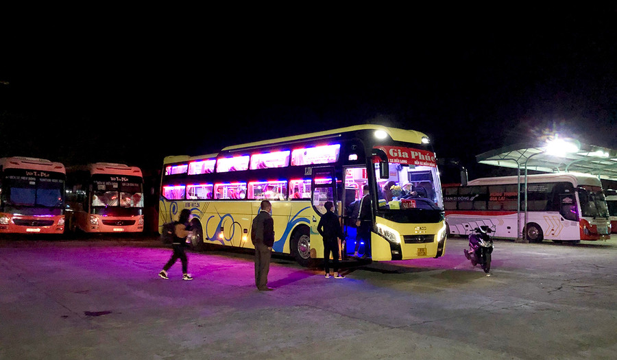 Hành khách lên xe Gia Phúc đi TP. Hồ Chí Minh tối ngày 27-11-2021. Ảnh: Lê Hòa Hành khách lên xe Gia Phúc đi TP. Hồ Chí Minh tối 27-11. Ảnh: Lê Hòa