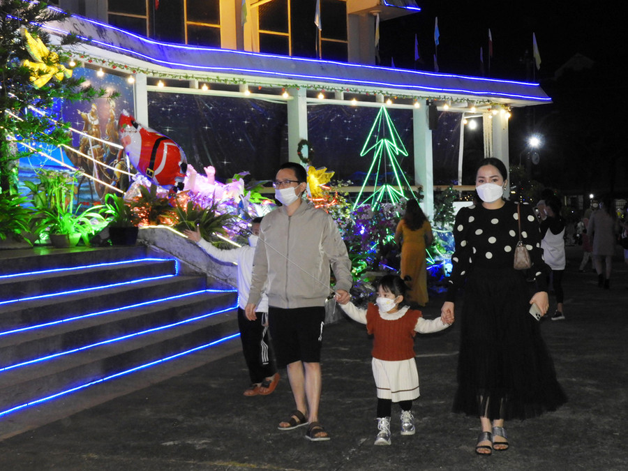 Người dân dạo phố và tham quan tại các nhà thờ trong đêm giáng sinh. Ảnh: Thanh Nhật Người dân dạo phố và tham quan tại các nhà thờ trong đêm giáng sinh. Ảnh: Thanh Nhật