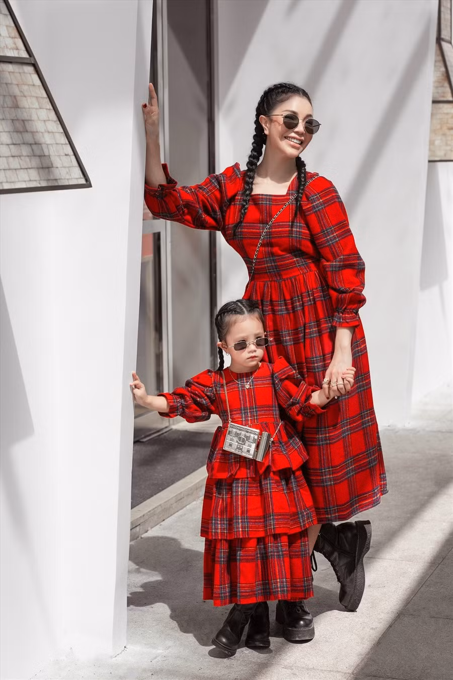 Trong bộ ảnh thời trang đón Noel cùng nhau, mẹ con Trà Ngọc Hằng vô cùng nổi bật với thần thái rạng rỡ, sành điệu. Chọn những bộ trang phục phù hợp với mùa đông, trong không khí đón Noel, cùng những phụ kiện thời trang bắt mắt, cả hai mẹ con Trà Ngọc Hằng trở thành tâm điểm chú ý trên phố.