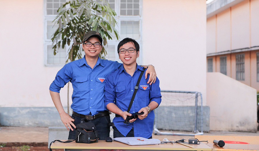 Anh Trần Ngọc Tuấn (bìa phải) và anh Nguyễn Minh Dương-giảng viên Trường Cao đẳng Gia Lai đạt giải ba bảng P và bảng W của Hội thi Tin học khối cán bộ, công chức trẻ toàn quốc. Ảnh: Phan Lài Anh Trần Ngọc Tuấn (bìa phải) và anh Nguyễn Minh Dương-giảng viên Trường Cao đẳng Gia Lai đạt giải ba bảng P và bảng W của Hội thi Tin học khối cán bộ, công chức trẻ toàn quốc. Ảnh: Phan Lài