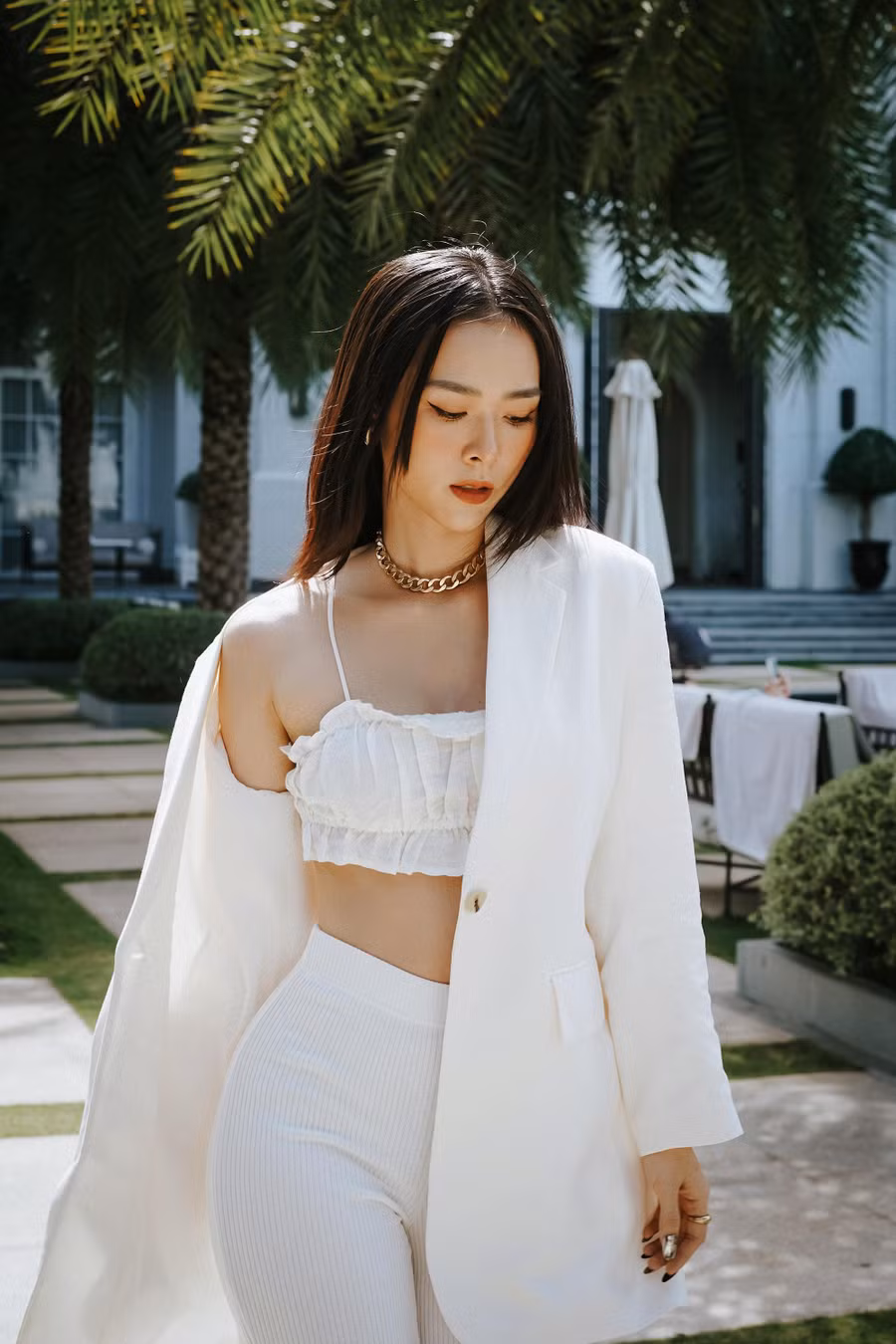 Trong loạt ảnh mới, nữ diễn viên vẫn khiến nhiều người xuýt xoa vì sắc vóc ngày càng thăng hạng. Không đóng khung bản thân trong hình ảnh ngọt ngào, dịu dàng, Diệp Bảo Ngọc thường tìm cách thay đổi để gây ấn tượng trước công chúng. Lần này, người đẹp lựa chọn hình ảnh của một người phụ nữ thành đạt nhưng cũng không kém phần quyến rũ. Ảnh: Quỳnh Phạm