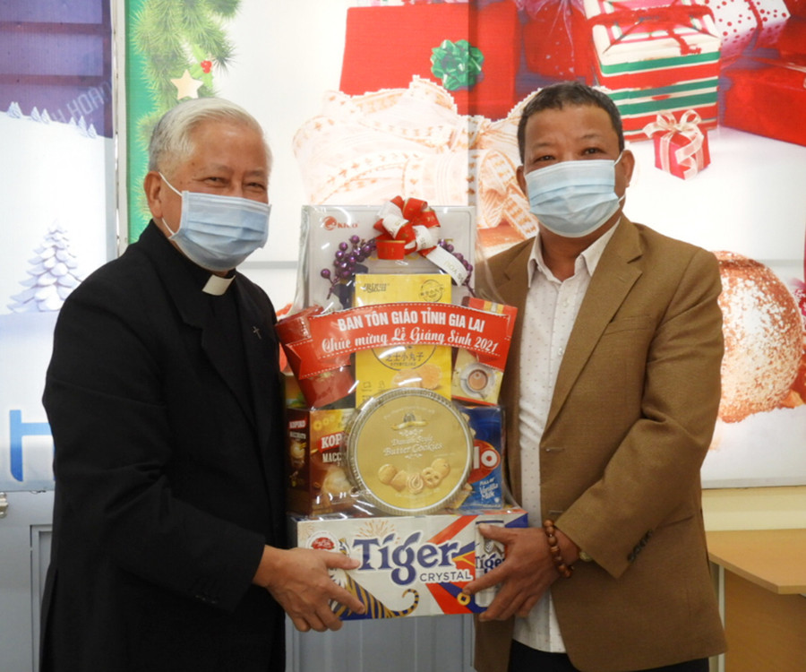  Trưởng Ban Tôn giáo tỉnh Hồ Hải Tần (bìa phải) tặng quà chúc mừng Giáng sinh tại các Giáo xứ đạo Công giáo. Ảnh: Thanh Nhật