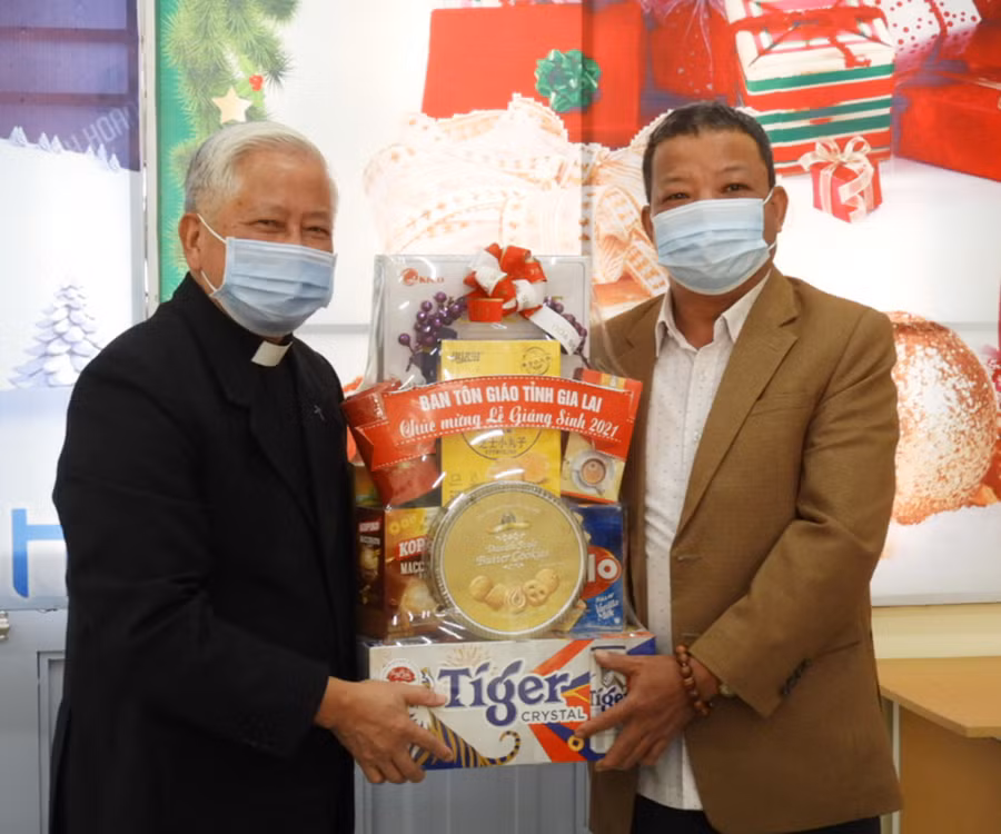  Trưởng Ban Tôn giáo tỉnh Hồ Hải Tần (bìa phải) tặng quà chúc mừng Giáng sinh tại các Giáo xứ đạo Công giáo. Ảnh: Thanh Nhật
