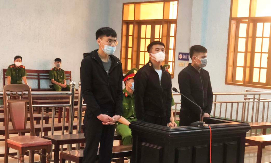 Các bị cáo tại phiên tòa. Ảnh: R'Ô HOK