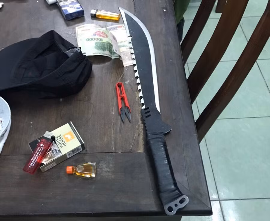 Hung khí 2 đối tượng dùng để gây rối. Ảnh: X.M