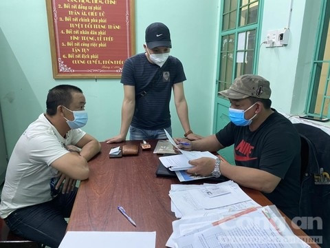 Trinh sát Phòng CSHS Công an Lâm Đồng làm việc với đối tượng (áo trắng)