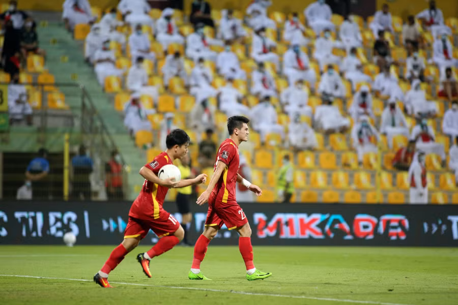 Minh Vương và Tiến Linh tỏa sáng khi chơi cùng nhau trước UAE. Ảnh: Ngọc Linh