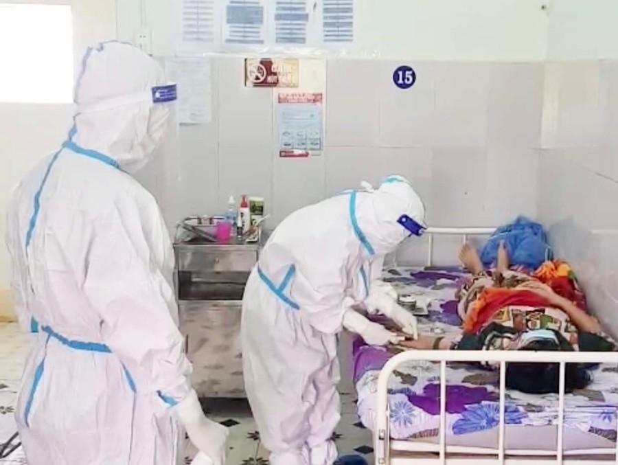 Bác sĩ thăm khám cho bệnh nhân tại Bệnh viện điều trị Covid-19 cơ sở 3 (Bệnh viện 331). Ảnh: N.N