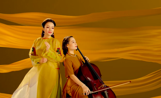 Đặc biệt, phần kết hợp biểu diễn giữa Tân Nhàn cùng tiếng đàn cello của nghệ sĩ Đinh Hoài Xuân theo ý tưởng sáng tạo của chính Tân Nhàn đã đem đến một sự cảm thụ âm nhạc hoàn toàn mới mẻ, thú vị cho bài xẩm này.