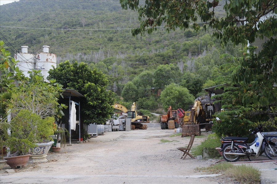 Khu vực tỉnh Khánh Hòa giao đất cho công ty Quốc Anh NT hiện còn ngổn ngang. Ảnh: Thu Cúc