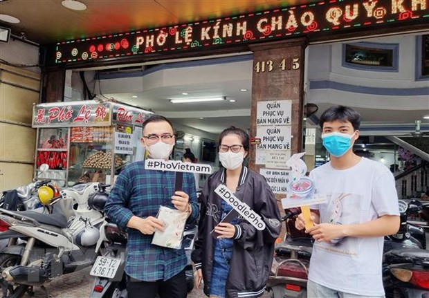 Các bạn trẻ ở Thành phố Hồ Chí Minh hưởng ứng Chiến dịch quảng bá Doodle Phở. Ảnh: Mỹ Phương/TTXVN