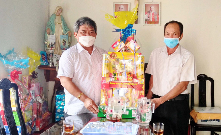 Chủ tịch Ủy ban MTTQ Việt Nam tỉnh Hồ Văn Điềm (bìa trái) tặng quà, chúc mừng Giáo xứ Phao lô HNeng (huyện Đak Đoa). Ảnh: Kỳ Anh