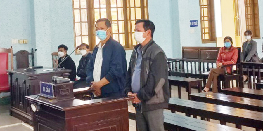 Các bị cáo tại phiên tòa. Ảnh: R’Ô HOK Các bị cáo tại phiên tòa. Ảnh: R’Ô HOK