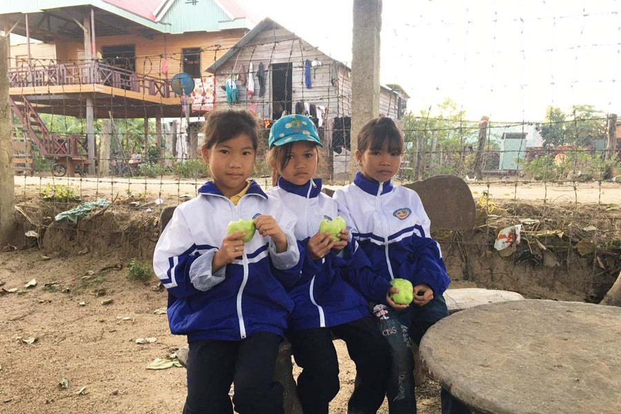 Các em học sinh vui vẻ ăn bánh trước khi vào học. Ảnh: Vũ Chi