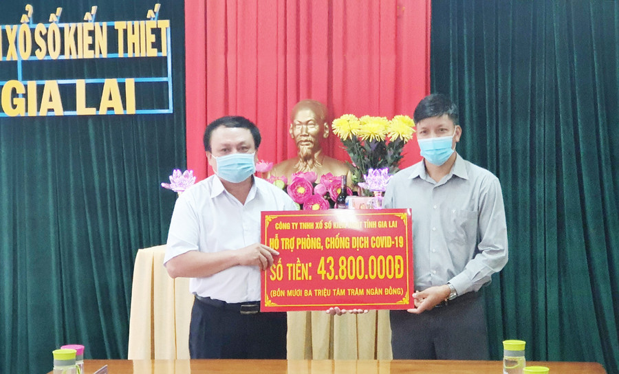Công ty TNHH Xổ số kiến thiết Gia Lai trao số tiền quyên góp ủng hộ phòng-chống dịch Covid-19 cho đại diện lãnh đạo Ủy ban MTTQ Việt Nam tỉnh. Ảnh: Hải Bình Công ty TNHH Xổ số kiến thiết Gia Lai trao số tiền quyên góp ủng hộ phòng-chống dịch Covid-19 cho đại diện lãnh đạo Ủy ban MTTQ Việt Nam tỉnh. Ảnh: Hải Bình