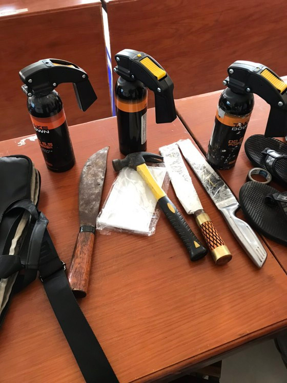 Dao, búa, bình xịt hơi cay thu giữ. Ảnh: C.T