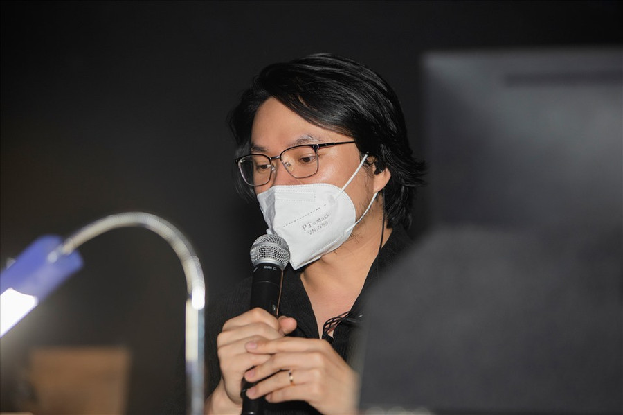 Đạo diễn Hoàng Nhật Nam cầm trịch chương trình. Ảnh: SV