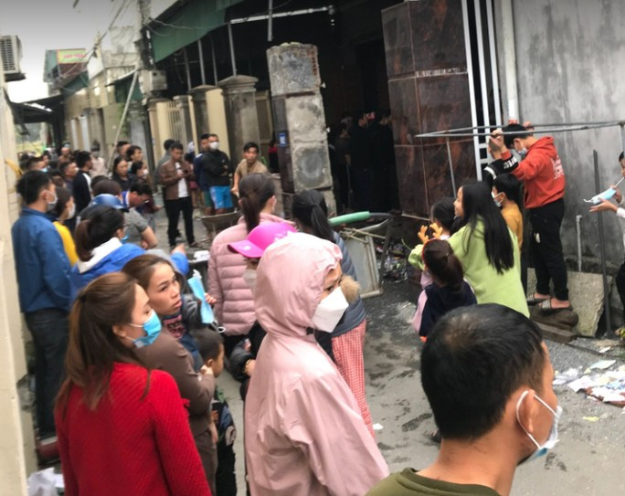 Rất đông người dân tập trung tại hiện trường vụ nổ - Ảnh: H. Lộc Rất đông người dân tập trung tại hiện trường vụ nổ - Ảnh: H. Lộc