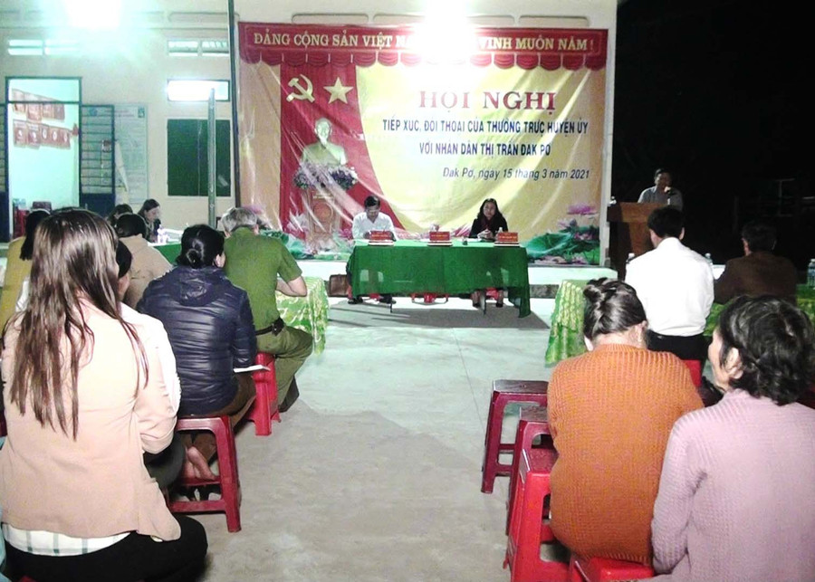 Quang cảnh hội nghị đối thoại của Thường trực Huyện ủy với người dân thị trấn Đak Pơ. Ảnh: Nguyễn Hiền