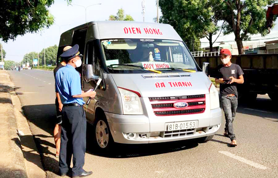 Thanh tra Giao thông kiểm tra việc chấp hành các quy định về phòng-chống dịch bệnh với nhà xe Diên Hồng khai thác tuyến vận tải Gia Lai-Bình Định. Ảnh: Lê Hòa Thanh tra Giao thông kiểm tra việc chấp hành các quy định về phòng-chống dịch bệnh với nhà xe Diên Hồng khai thác tuyến vận tải Gia Lai-Bình Định. Ảnh: Lê Hòa