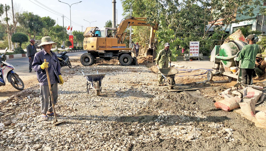 Sửa chữa đường giao thông tại thị trấn Phú Túc, huyện Krông Pa. Ảnh: Lê Anh