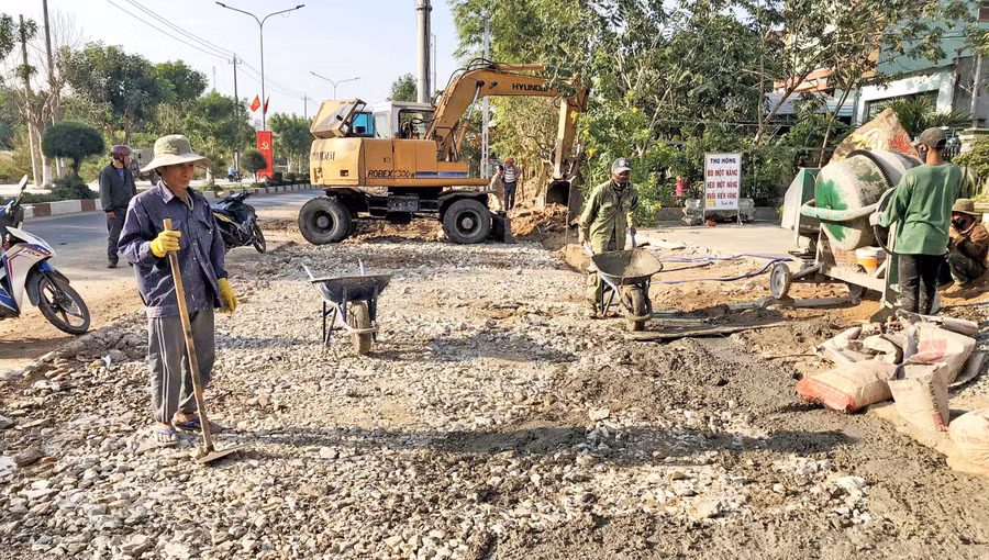 Sửa chữa đường giao thông tại thị trấn Phú Túc, huyện Krông Pa. Ảnh: Lê Anh
