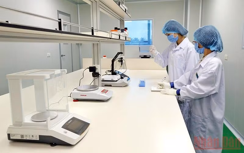  Cán bộ Trung tâm Giám định ADN chuẩn bị mẫu giám định.