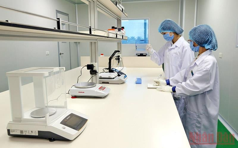  Cán bộ Trung tâm Giám định ADN chuẩn bị mẫu giám định.