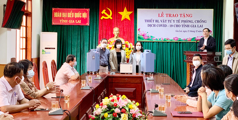 Phó Chủ tịch UBND tỉnh Nguyễn Thị Thanh Lịch (đứng giữa) tiếp nhận trang-thiết bị do Đoàn đại biểu Quốc hội tỉnh trao tặng. Ảnh: Như Nguyện Phó Chủ tịch UBND tỉnh Nguyễn Thị Thanh Lịch (giữa) tiếp nhận trang-thiết bị do Đoàn Đại biểu Quốc hội tỉnh trao tặng. Ảnh: Như Nguyện