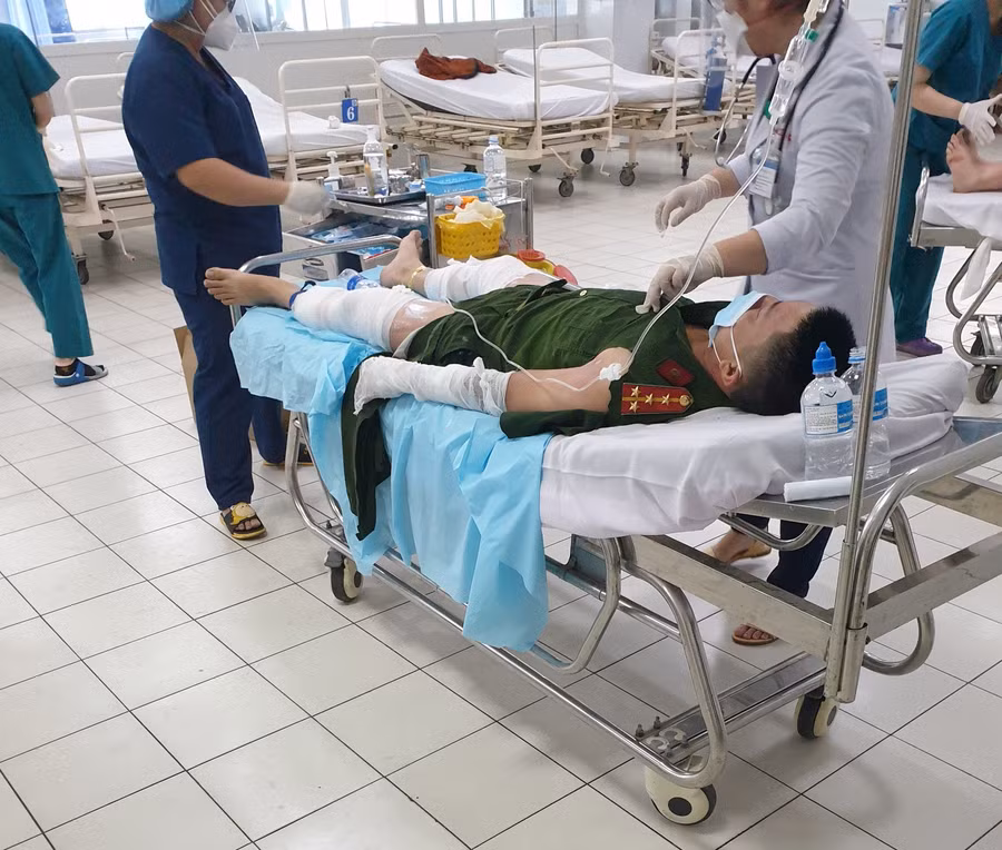 Một trong ba công an đang điều trị tại bệnh viện. Ảnh B.T