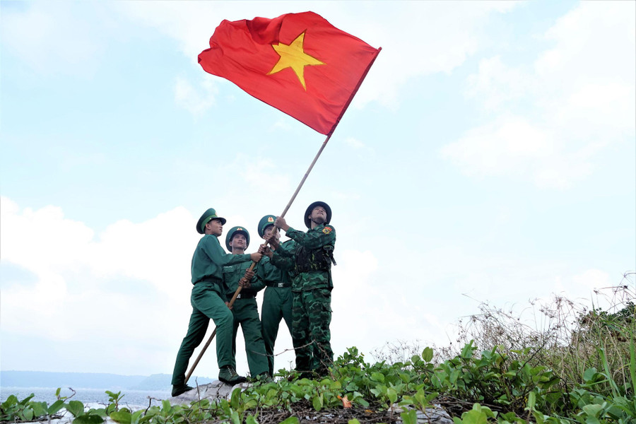 Cắm cờ Tổ quốc trên mũi đá phía đông bắc đảo Hòn Nhạn