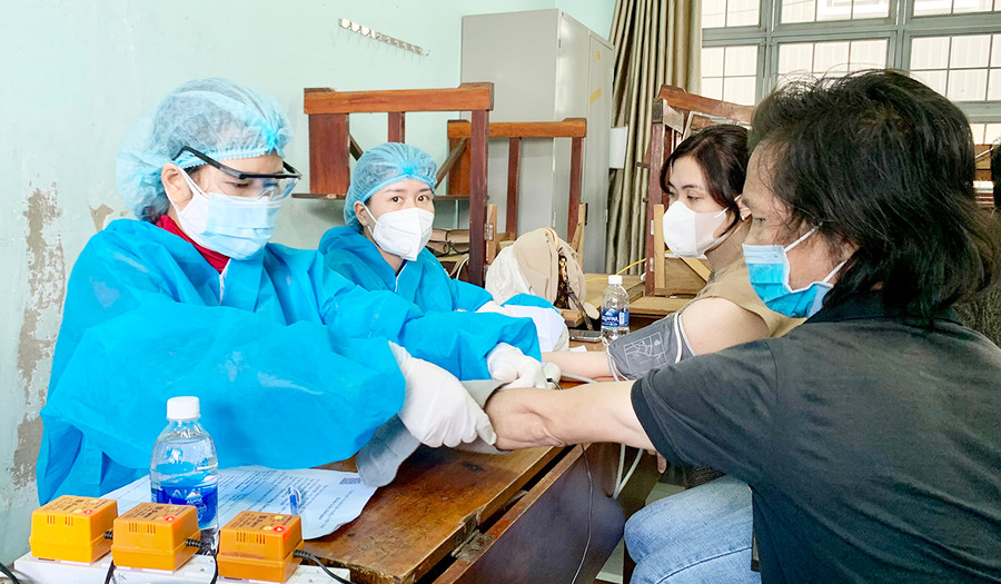  Nhân viên y tế khám sàng lọc cho người dân tại phường Hội Thường, TP. Pleiku trước khi tiêm vắc xin phòng Covid-19. Ảnh: Như Nguyện