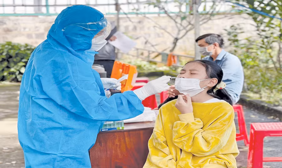 Nhân viên CDC Gia Lai lấy mẫu xét nghiệm SARS-CoV-2 cho người dân TP. Pleiku. Ảnh: Như Nguyện