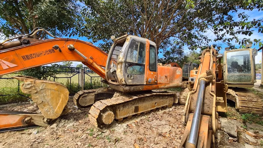 3 chiếc xe múc phục vụ việc khai thác và tuyển quặng vàng bị tạm giữ. Ảnh: Lâm Viên