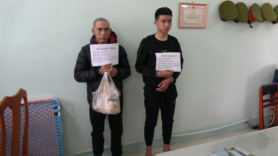  Đối tượng Lê Ngọc Vinh và Trần Long Vũ cùng tang vật 2kg ma túy. Ảnh: HA