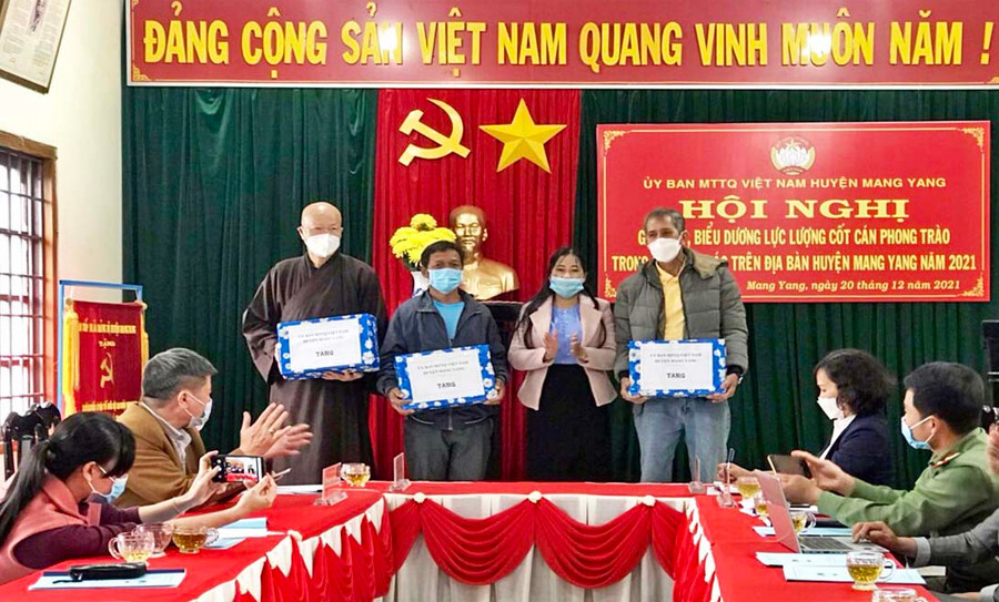 Đại diện lãnh đạo huyện Mang Yang tặng quà cho Người y tín tiêu biểu trong các tôn giáo trên địa bàn huyện Mang Yang. Ảnh: Ngọc Anh
