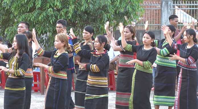 Các học viên ở xã Ia Drăng biểu diễn múa xoang. Ảnh: Phương Dung