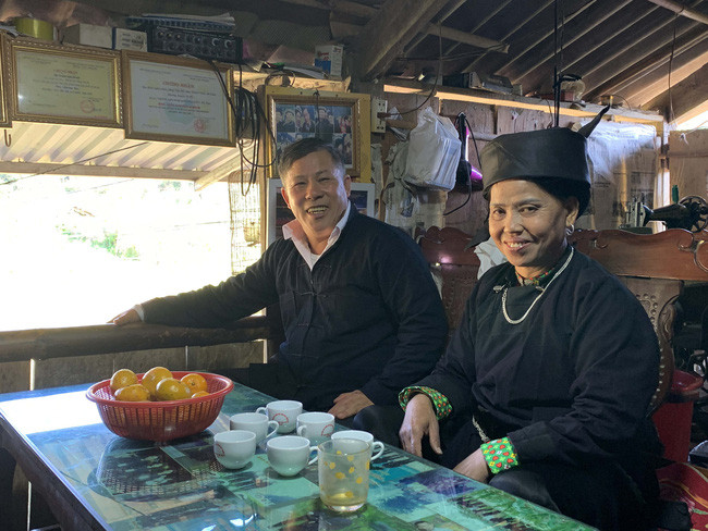 Vợ chồng nghệ nhân Nông Văn Hồ trong ngôi nhà sàn của gia đình tại thôn Thôm Chản, xã Xuân Dương, huyện Na Rì (tỉnh Bắc Kạn). Ảnh: C.H