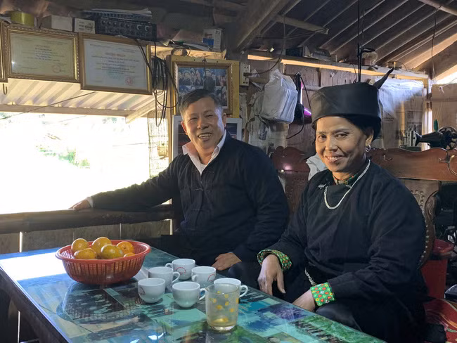 Vợ chồng nghệ nhân Nông Văn Hồ trong ngôi nhà sàn của gia đình tại thôn Thôm Chản, xã Xuân Dương, huyện Na Rì (tỉnh Bắc Kạn). Ảnh: C.H