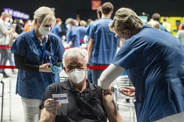 Nhân viên y tế tiêm vaccine phòng COVID-19 cho người dân tại Prague (Séc). (Nguồn: AFP/TTXVN)