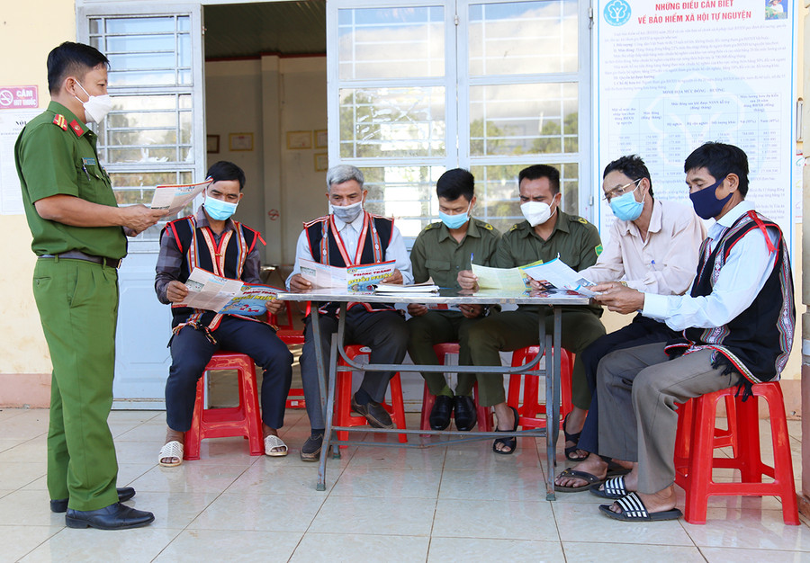Trung tá Nguyễn Đức Hưng-Trưởng Công an xã Ia Sao phát tài liệu tuyên truyền cho người có uy tín làng Nang. Ảnh: Thúy Trinh Trung tá Nguyễn Đức Hưng-Trưởng Công an xã Ia Sao phát tài liệu tuyên truyền cho người có uy tín làng Nang. Ảnh: Thúy Trinh