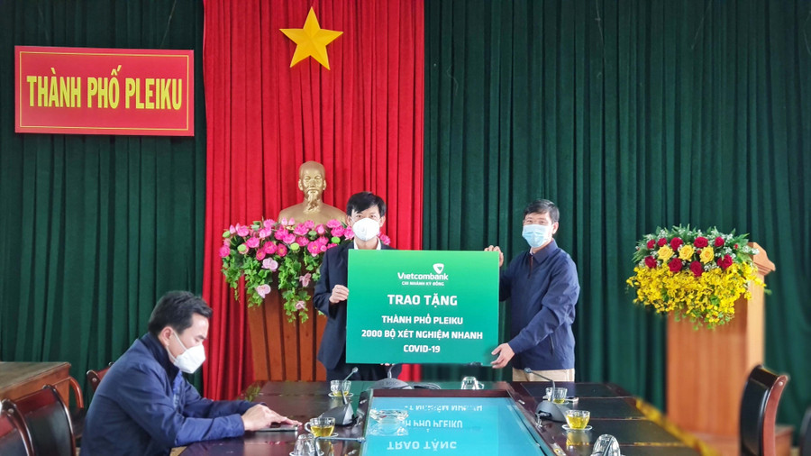 Chủ tịch UBND TP. Pleiku Đỗ Việt Hưng (người đứng bên trái) tiếp nhận 2000 bộ test nhanh Covis-19 từ đại diện Vietcombank-Chi nhánh Kỳ Đồng (TP. Hồ Chí Minh). Ảnh: Bá Bính Chủ tịch UBND TP. Pleiku Đỗ Việt Hưng tiếp nhận 2000 bộ test nhanh Covis-19 từ đại diện Ngân hàng Vietcombank chi nhánh Kỳ Đồng (TP. Hồ Chí Minh). Ảnh: Bá Bính