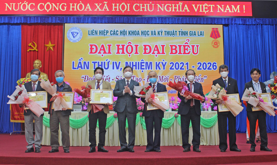 Tiến sĩ khoa học Phan Xuân Dũng (thứ 4 từ trái qua)-Chủ tịch Liên hiệp các Hội Khoa học và Kỹ thuật Việt Nam tặng bằng khen cho 8 cá nhân có thành tích xuất sắc trong công tác giai đoạn 2016-2021. Ảnh: Phan Lài