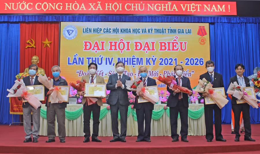 Tiến sĩ khoa học Phan Xuân Dũng (thứ 4 từ trái qua)-Chủ tịch Liên hiệp các Hội Khoa học và Kỹ thuật Việt Nam tặng bằng khen cho 8 cá nhân có thành tích xuất sắc trong công tác giai đoạn 2016-2021. Ảnh: Phan Lài