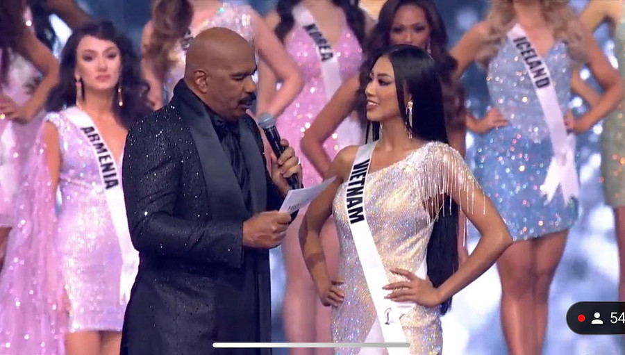 Người đẹp quê Cần Thơ tự tin chia sẻ trải nghiệm của mình tại Miss Universe 2021 bằng tiếng Anh trong giây phút được gọi tên vào Top 16. Ảnh: Chụp màn hình